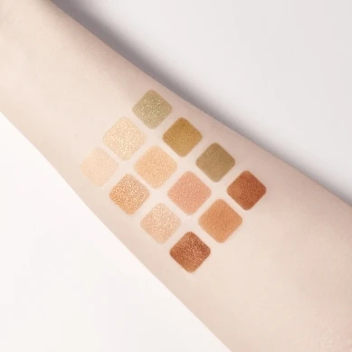 1028收藏家限量眼彩盤(#哥德綠)手部試色。