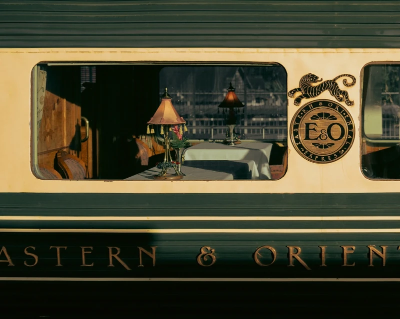 「亞洲東方快車」在2023年重新啟動,並進行全面升級。除了保留傳統的復古風情,車廂內部的設計與設備也經過精心規劃,為旅客提供更加現代化且舒適的奢華體驗。 「亞洲東方快車」在2023年重新啟動,並進行全面升級。除了保留傳統的復古風情,車廂內部的設計與設備也經過精心規劃,為旅客提供更加現代化且舒適的奢華體驗。