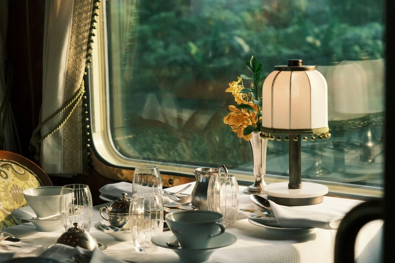 餐宴會場把列車氛圍帶入其中。 餐宴會場把列車氛圍帶入其中。
