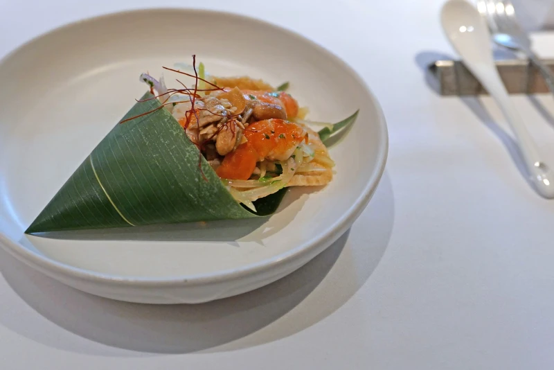 「青木瓜沙拉拌海鮮與蝦餅」。 「青木瓜沙拉拌海鮮與蝦餅」。