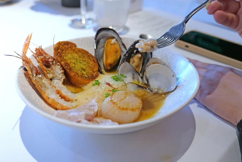 「叻沙馬賽魚湯配香草蒜蛋黃醬」。 「叻沙馬賽魚湯配香草蒜蛋黃醬」。