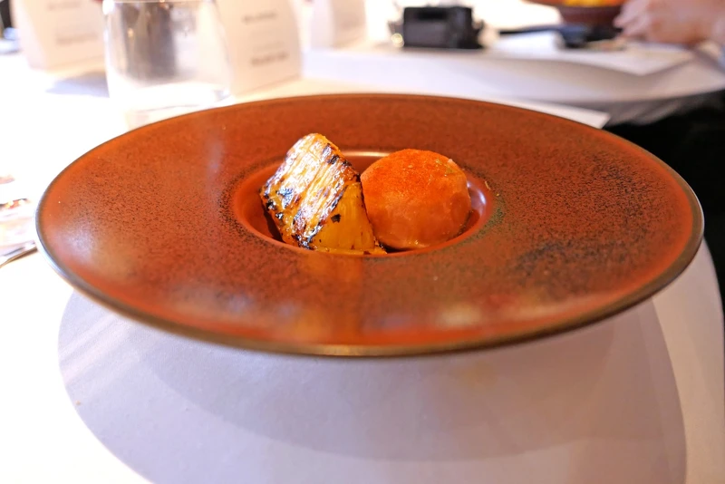 「粉紅芭樂與煙燻紅椒冰淇淋」。 「粉紅芭樂與煙燻紅椒冰淇淋」。