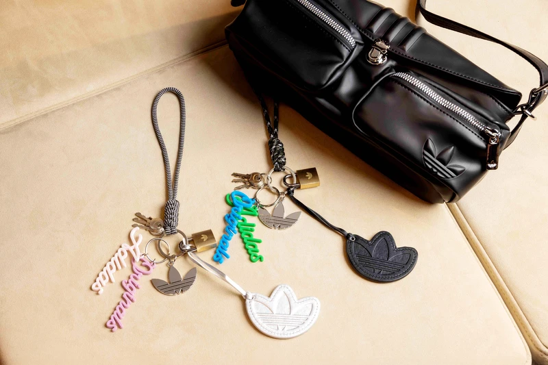 「三葉草時尚掛飾」滿額贈送活動 3月26日起於 adidas 全台指定店點推出,為你的復古鞋穿搭加分。 「三葉草時尚掛飾」滿額贈送活動 3月26日起於 adidas 全台指定店點推出,為你的復古鞋穿搭加分。