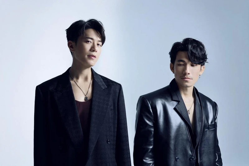 韋禮安連炳發合唱劇中插曲〈For a Better Day〉。