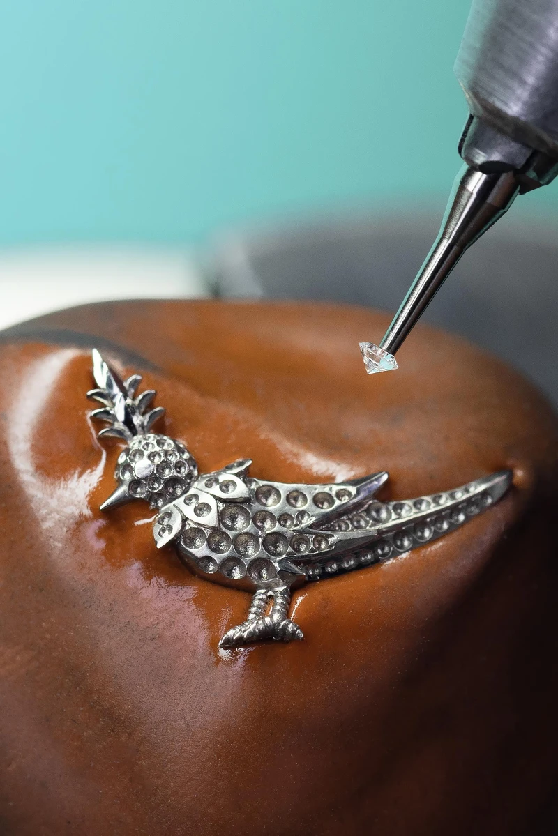 蒂芙尼以Jean Schlumberger by Tiffany高級珠寶系列Bird on a Rock與Twenty Four Stone腕錶彰顯品牌最著名的兩個符碼之一:石上鳥與黃金X織紋。 蒂芙尼以Jean Schlumberger by Tiffany高級珠寶系列Bird on a Rock與Twenty Four Stone腕錶彰顯品牌最著名的兩個符碼之一:石上鳥與黃金X織紋。