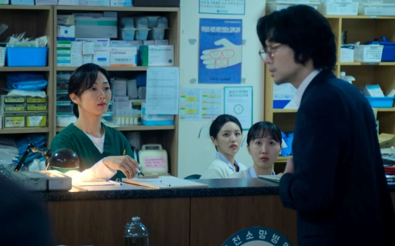 《苦盡柑來遇見你》李鳳輦和金宣虎同框 夢回《海岸村恰恰恰》©Netflix  《苦盡柑來遇見你》李鳳輦和金宣虎同框 夢回《海岸村恰恰恰》©Netflix