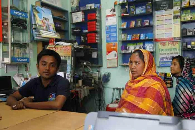 Grameen 手機店。鄉村裡並無太多人擁有手機，但是致力於農村改革的窮人銀行，也把電信與手機帶到了鄉村