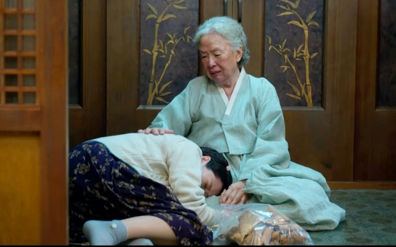 《苦盡柑來遇見你》奶奶以感同身受安慰愛純失去銅明的悲痛©Netflix 《苦盡柑來遇見你》奶奶以感同身受安慰愛純失去銅明的悲痛©Netflix