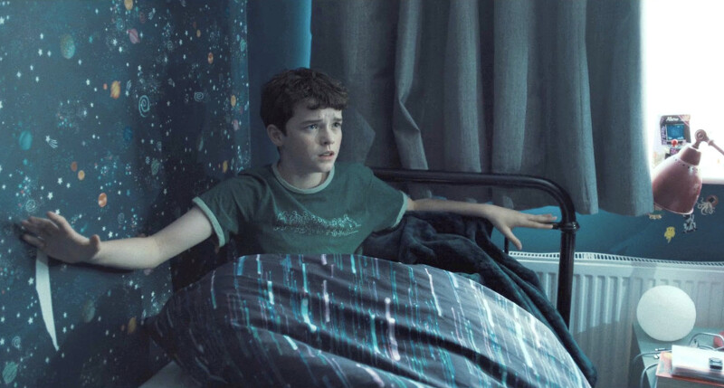 Jamie 的右手正對著牆上的刀,已暗示了他犯下罪行的事實。 Jamie 的右手正對著牆上的刀,已暗示了他犯下罪行的事實。