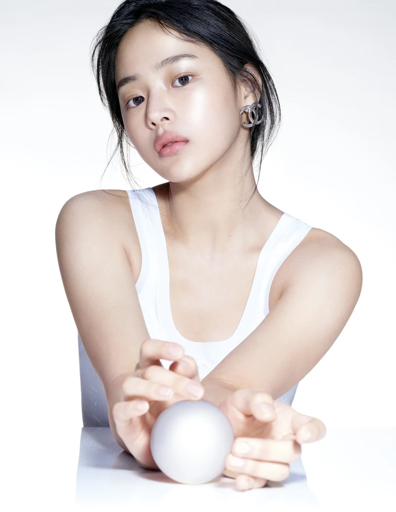 CHANEL香奈兒初生光采系列Minji形象照。