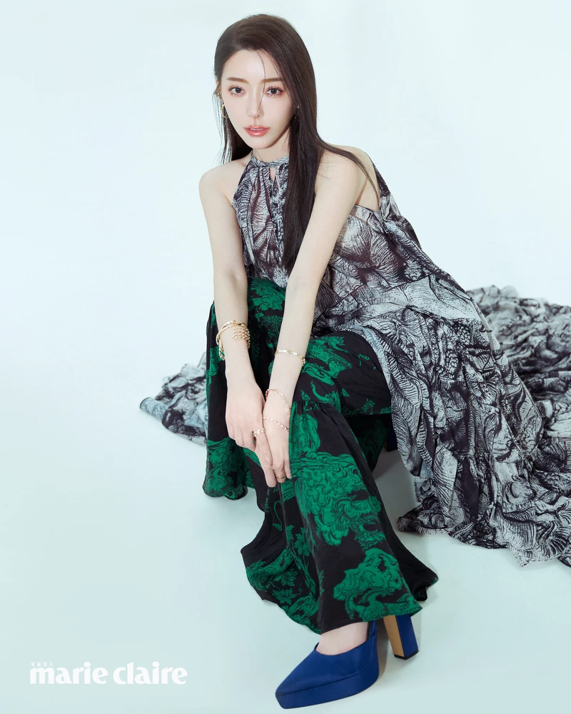 黑白印花雪紡洋裝、綠色荷葉邊印花長褲，both by H&M；小號精緻金色圈形耳環、大號金黃色密鑲鏈環耳環、金黃色密鑲鏈環耳環、金黃色密鑲鏈環耳夾、精緻金色戒指、精緻金色手鍊、金黃色密鑲鏈環手鐲，all by APM Monaco。