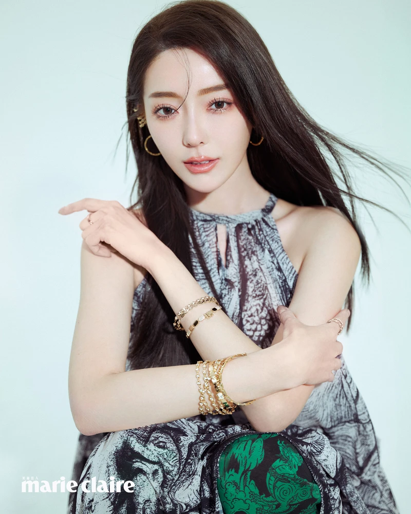 黑白印花雪紡洋裝、綠色荷葉邊印花長褲，both by H&M；小號精緻金色圈形耳環、大號金黃色密鑲鏈環耳環、金黃色密鑲鏈環耳環、金黃色密鑲鏈環耳夾、精緻金色戒指、精緻金色手鍊、金黃色密鑲鏈環手鐲，all by APM Monaco。