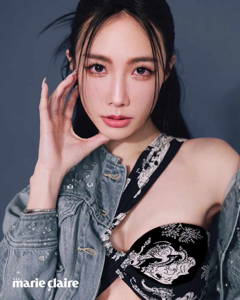 丹寧牛仔魚尾裙、縫鑽丹寧牛仔外套 both by Levi’s ；印花斜肩比基尼， H&M；粉色蝴蝶結綁帶跟鞋，Charles & Keith。