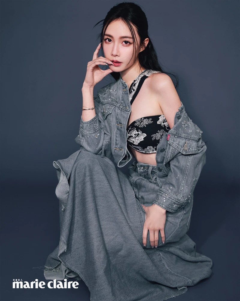 丹寧牛仔魚尾裙、縫鑽丹寧牛仔外套 both by Levi’s ；印花斜肩比基尼， H&M；粉色蝴蝶結綁帶跟鞋，Charles & Keith。