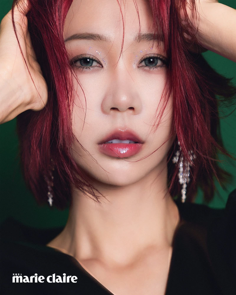 斜肩皮衣，Rag&Bone；黑色丹寧長褲，Levi’s ；銀白色密鑲Dôme戒指、銀白色密鑲戒指、黑色密鑲鏈環戒指、精緻銀白色圈形耳環、銀白色流星與圓圈密鑲垂墜耳環、銀白色流星與圓圈密鑲手鍊，all by APM Monaco。