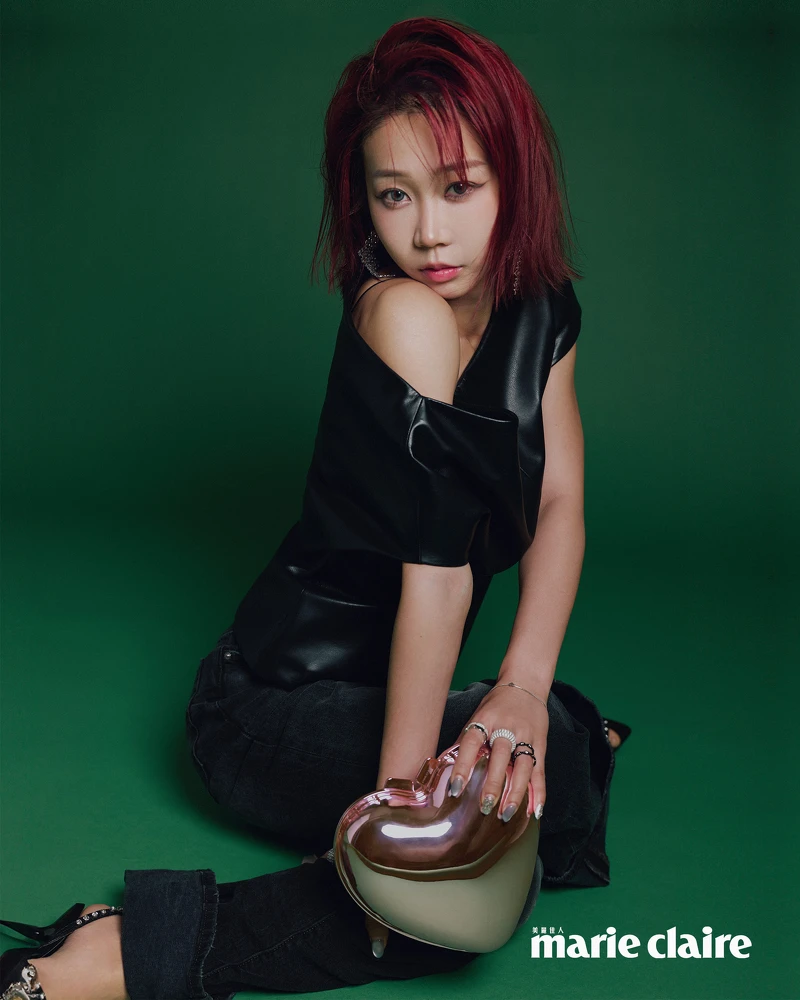 斜肩皮衣，Rag&Bone；黑色丹寧長褲，Levi’s ；銀白色密鑲Dôme戒指、銀白色密鑲戒指、黑色密鑲鏈環戒指、精緻銀白色圈形耳環、銀白色流星與圓圈密鑲垂墜耳環、銀白色流星與圓圈密鑲手鍊，all by APM Monaco。