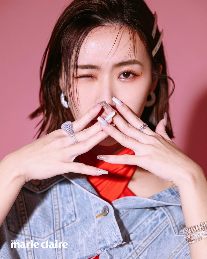 垂墜感繞頸連身泳裝，H&M；短版丹寧牛仔外套，Levi’s；白色百褶短裙， Lacoste；金屬髮夾，Matin Kim；銀白色密鑲鏈環戒指、銀白色流行與圓圈戒指、銀白色密鑲Dôme戒指、銀白色密鑲耳環、銀白色流星與圓圈密鑲手鍊、銀白色密鑲手鍊、精緻銀白色手鍊，all by APM Monaco。