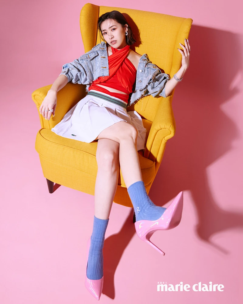 垂墜感繞頸連身泳裝，H&M；短版丹寧牛仔外套，Levi’s；白色百褶短裙， Lacoste；金屬髮夾，Matin Kim；銀白色密鑲鏈環戒指、銀白色流行與圓圈戒指、銀白色密鑲Dôme戒指、銀白色密鑲耳環、銀白色流星與圓圈密鑲手鍊、銀白色密鑲手鍊、精緻銀白色手鍊，all by APM Monaco。