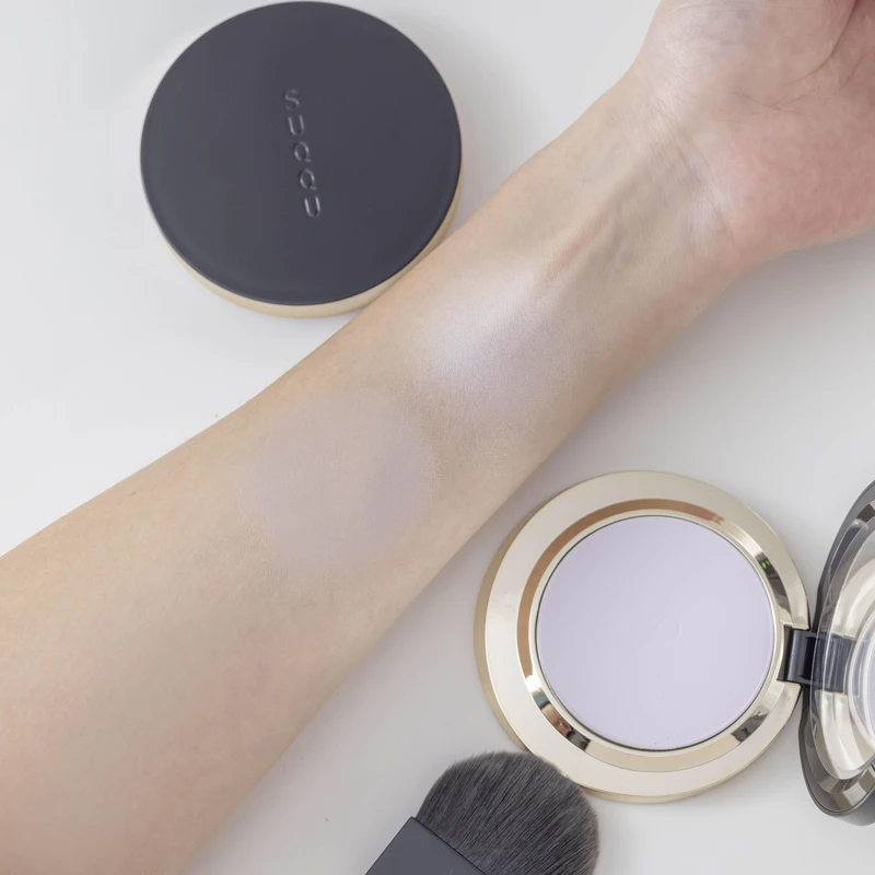 (由上至下)SUQQU晶采光透定妝蜜粉餅 7.5g 組合價格NT$3,200、晶采輕霧定妝蜜粉餅 7g 組合價格NT$3,200 (由上至下)SUQQU晶采光透定妝蜜粉餅 7.5g 組合價格NT$3,200、晶采輕霧定妝蜜粉餅 7g 組合價格NT$3,200