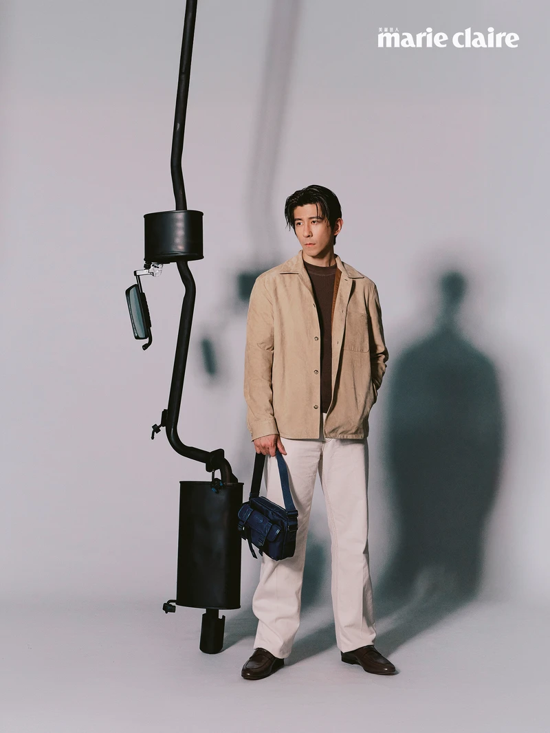 米色襯衫式外套、深咖啡色上衣、白色長褲、深藍色側背包,all by Tod's。 米色襯衫式外套、深咖啡色上衣、白色長褲、深藍色側背包,all by Tod's。