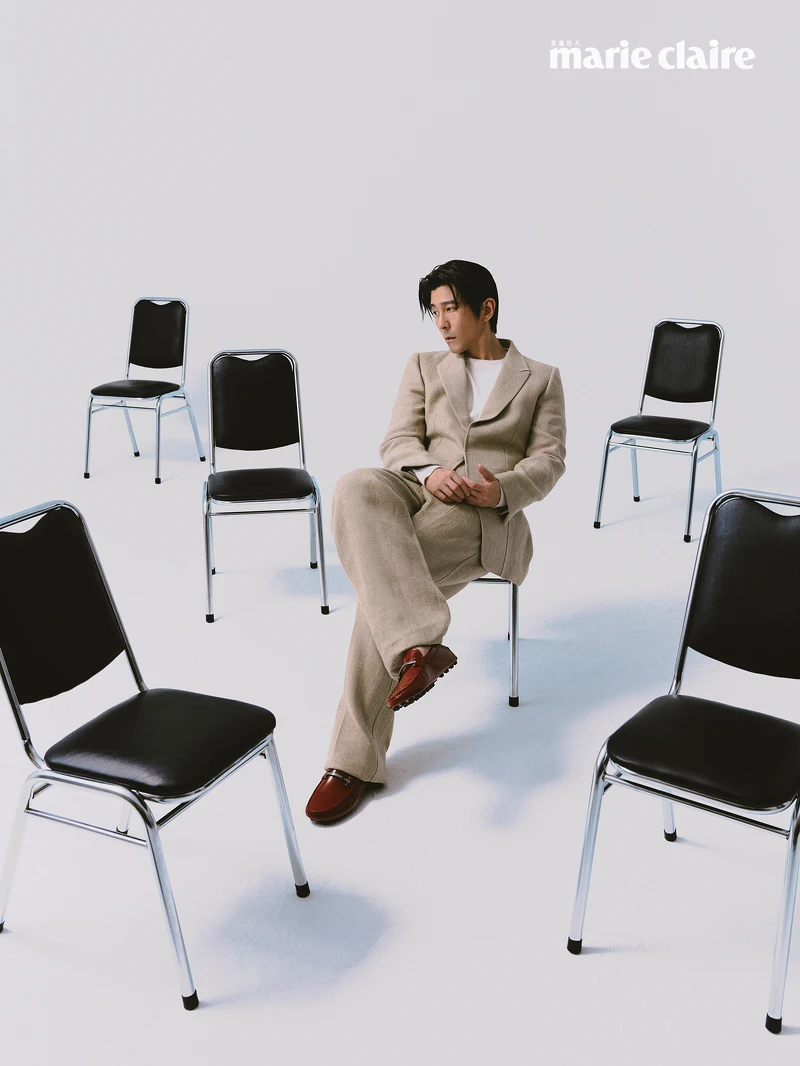 米色寬鬆西裝外套、白色長袖上衣、米色寬鬆西裝長褲,all by Zegna;紅色樂福鞋,Tod's。 米色寬鬆西裝外套、白色長袖上衣、米色寬鬆西裝長褲,all by Zegna;紅色樂福鞋,Tod's。