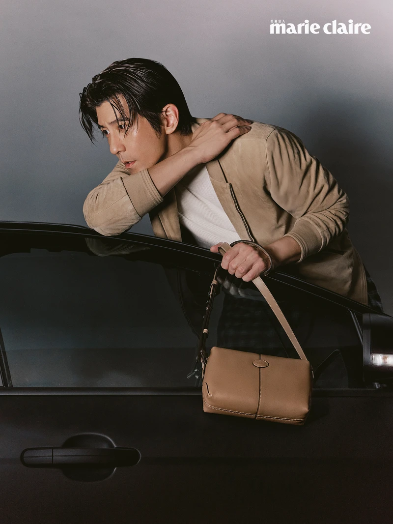 米色麂皮夾克、白色上衣、褐色側背包,all by Tod's。 米色麂皮夾克、白色上衣、褐色側背包,all by Tod's。