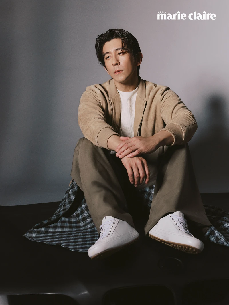 米色麂皮夾克、白色上衣、白色休閒鞋,all by Tod's;軍綠色格紋片裙長褲,Loewe。 米色麂皮夾克、白色上衣、白色休閒鞋,all by Tod's;軍綠色格紋片裙長褲,Loewe。