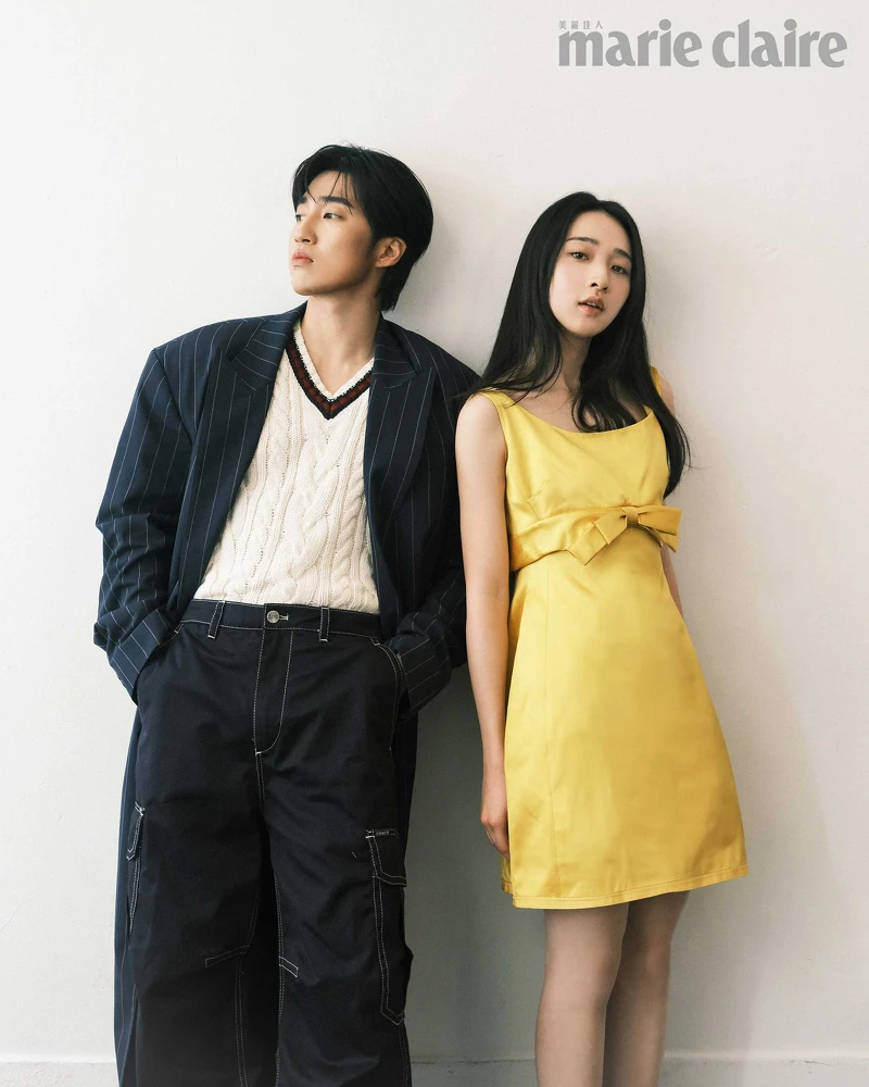 婁:深藍條紋大衣、麻花針織背心、深藍工裝褲、黑色尖頭皮鞋,all by Coach。 沐:黃色緞面洋裝,黑色瑪莉珍平底鞋,both by Coach。 婁:深藍條紋大衣、麻花針織背心、深藍工裝褲、黑色尖頭皮鞋,all by Coach。 沐:黃色緞面洋裝,黑色瑪莉珍平底鞋,both by Coach。