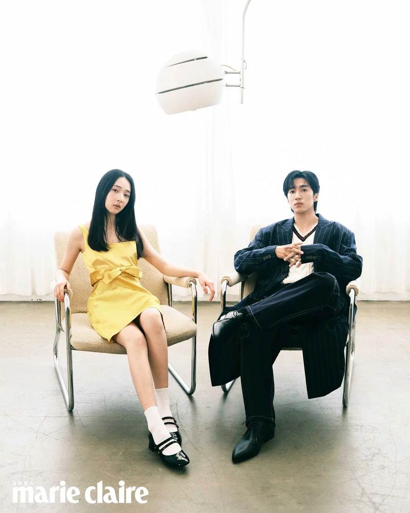 婁:深藍條紋大衣、麻花針織背心、深藍工裝褲、黑色尖頭皮鞋,all by Coach。 沐:黃色緞面洋裝,黑色瑪莉珍平底鞋,both by Coach。 婁:深藍條紋大衣、麻花針織背心、深藍工裝褲、黑色尖頭皮鞋,all by Coach。 沐:黃色緞面洋裝,黑色瑪莉珍平底鞋,both by Coach。