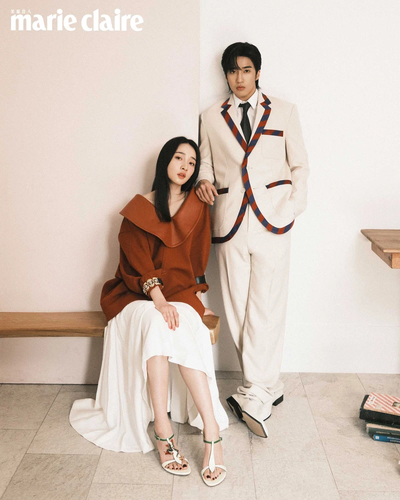 婁:經典羊絨西裝外套、羊絨法蘭絨長褲、棉質府綢襯衫,Celine Homme;黑色皮革領帶、白色方頭皮鞋,both by Bottega Veneta。 沐:橘紅亞麻襯衫、白色亞麻長裙、青蛙裝飾拉娜穆勒鞋,all by Bottega Veneta;皮革金屬手鍊、釦環皮革手環,both by Miu Miu。 婁:經典羊絨西裝外套、羊絨法蘭絨長褲、棉質府綢襯衫,Celine Homme;黑色皮革領帶、白色方頭皮鞋,both by Bottega Veneta。 沐:橘紅亞麻襯衫、白色亞麻長裙、青蛙裝飾拉娜穆勒鞋,all by Bottega Veneta;皮革金屬手鍊、釦環皮革手環,both by Miu Miu。