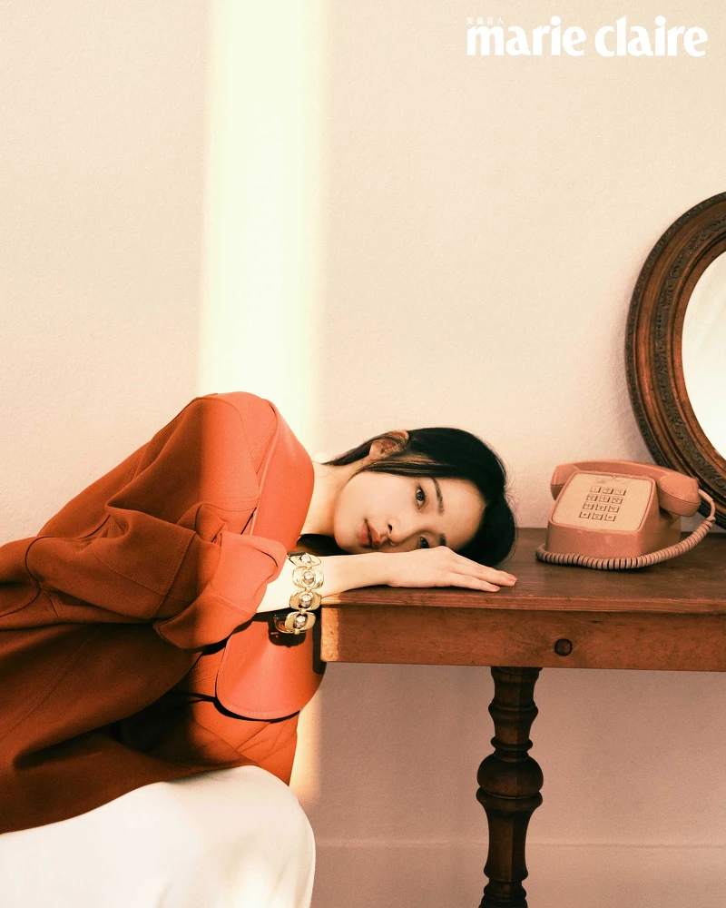 沐:橘紅亞麻襯衫、白色亞麻長裙,both by Bottega Veneta;皮革金屬手鍊、釦環皮革手環,both by Miu Miu。 沐:橘紅亞麻襯衫、白色亞麻長裙,both by Bottega Veneta;皮革金屬手鍊、釦環皮革手環,both by Miu Miu。