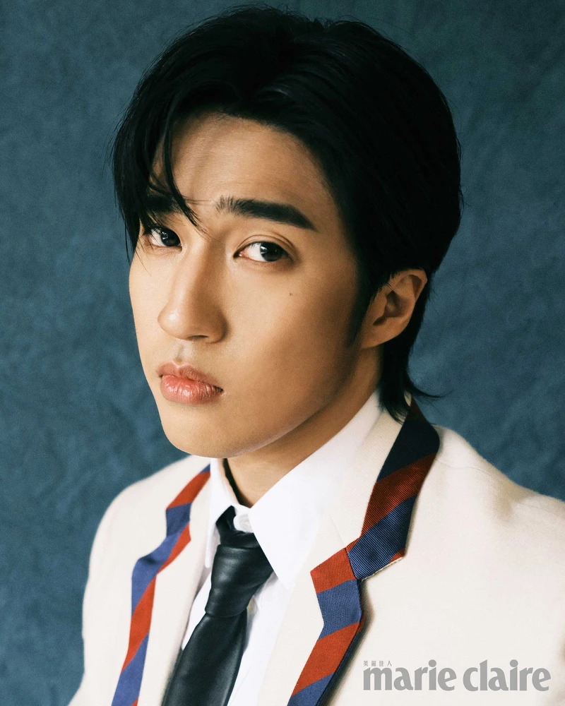 婁:經典羊絨西裝外套、棉質府綢襯衫,Celine Homme;黑色皮革領帶,Bottega Veneta。 婁:經典羊絨西裝外套、棉質府綢襯衫,Celine Homme;黑色皮革領帶,Bottega Veneta。