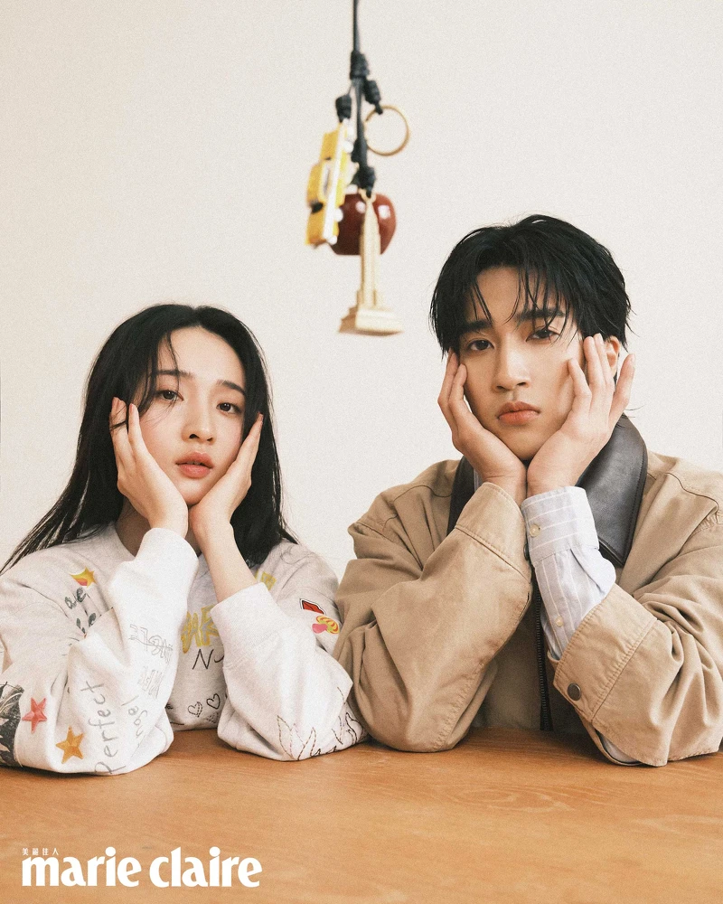 婁:卡其色夾克、藍色牛津襯衫,both by Coach。 沐:塗鴉印花衛衣, Coach。 婁:卡其色夾克、藍色牛津襯衫,both by Coach。 沐:塗鴉印花衛衣, Coach。