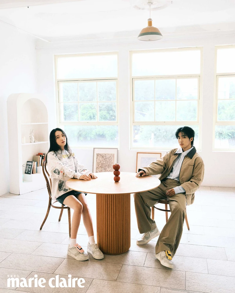 婁:卡其色夾克、藍色牛津襯衫、卡其寬筒長褲、白色SOHO休閒鞋、計程車鞋履掛飾,all by Coach。 沐:塗鴉印花衛衣、黑色皮裙、白色SOHO休閒鞋、粉紅復古汽車鞋履掛飾,all by Coach。 婁:卡其色夾克、藍色牛津襯衫、卡其寬筒長褲、白色SOHO休閒鞋、計程車鞋履掛飾,all by Coach。 沐:塗鴉印花衛衣、黑色皮裙、白色SOHO休閒鞋、粉紅復古汽車鞋履掛飾,all by Coach。