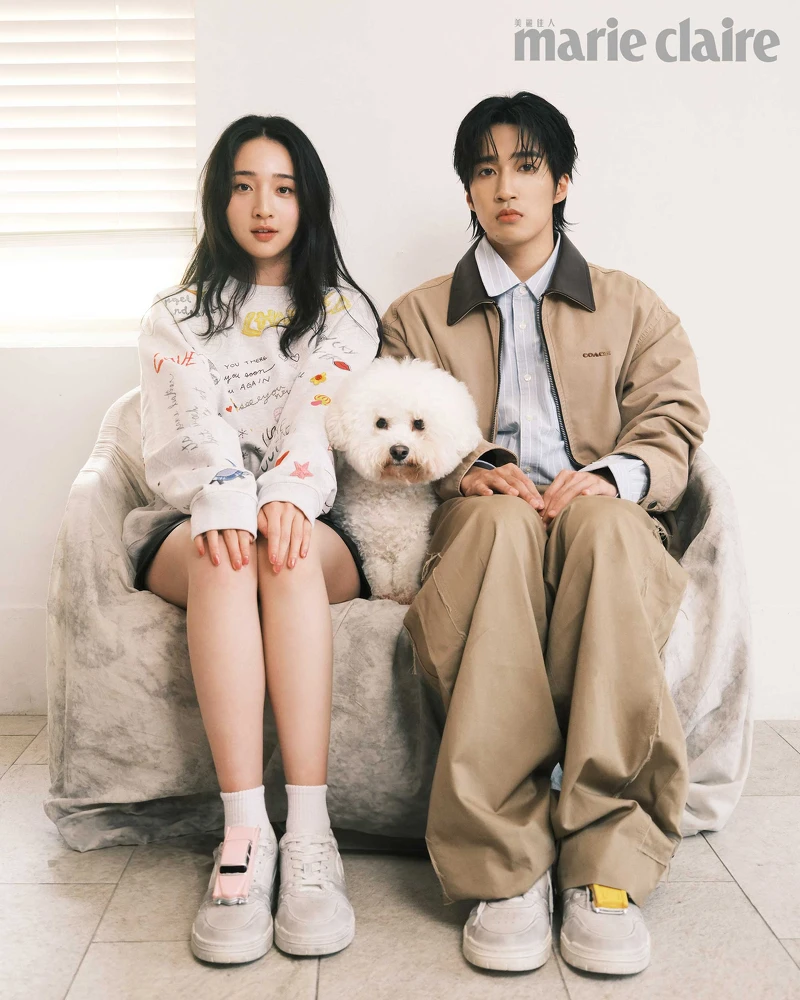 婁:卡其色夾克、藍色牛津襯衫、卡其寬筒長褲、白色SOHO休閒鞋、計程車鞋履掛飾,all by Coach。 沐:塗鴉印花衛衣、黑色皮裙、白色SOHO休閒鞋、粉紅復古汽車鞋履掛飾,all by Coach。 婁:卡其色夾克、藍色牛津襯衫、卡其寬筒長褲、白色SOHO休閒鞋、計程車鞋履掛飾,all by Coach。 沐:塗鴉印花衛衣、黑色皮裙、白色SOHO休閒鞋、粉紅復古汽車鞋履掛飾,all by Coach。