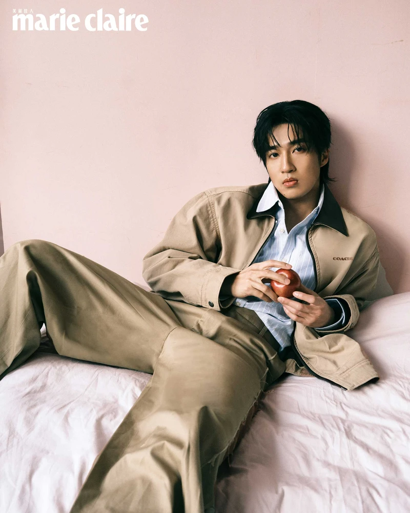 婁:卡其色夾克、藍色牛津襯衫、卡其寬筒長褲,all by Coach。 婁:卡其色夾克、藍色牛津襯衫、卡其寬筒長褲,all by Coach。