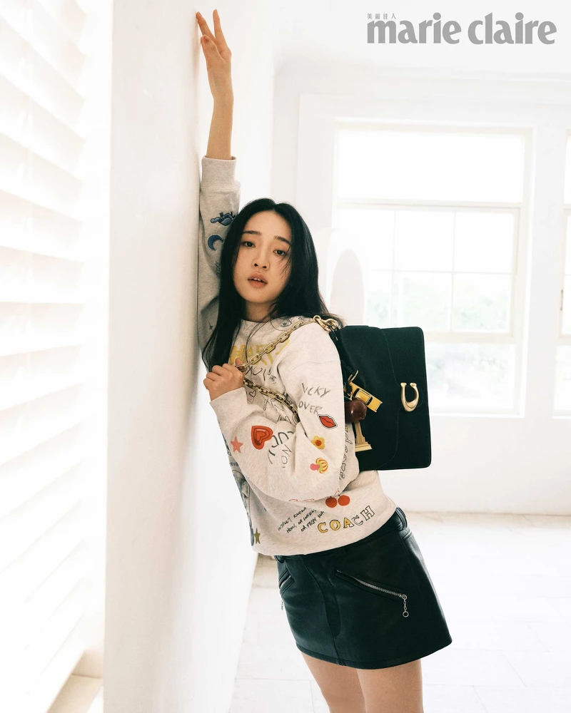 塗鴉印花衛衣、黑色皮裙、Tabby黑色肩包、黃色計程車手袋掛飾、蘋果手袋掛飾、艾菲爾鐵塔手袋掛飾,all by Coach。 塗鴉印花衛衣、黑色皮裙、Tabby黑色肩包、黃色計程車手袋掛飾、蘋果手袋掛飾、艾菲爾鐵塔手袋掛飾,all by Coach。