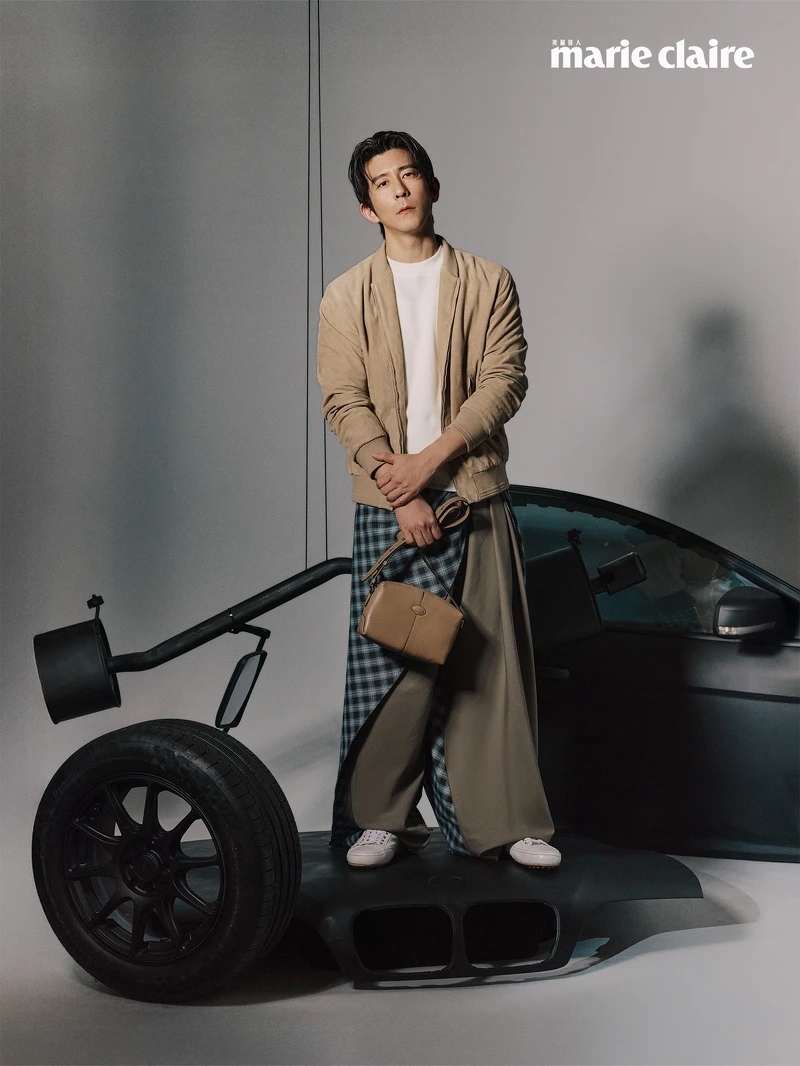 米色麂皮夾克、白色上衣、白色休閒鞋,all by Tod's;軍綠色格紋片裙長褲,Loewe。 米色麂皮夾克、白色上衣、白色休閒鞋,all by Tod's;軍綠色格紋片裙長褲,Loewe。