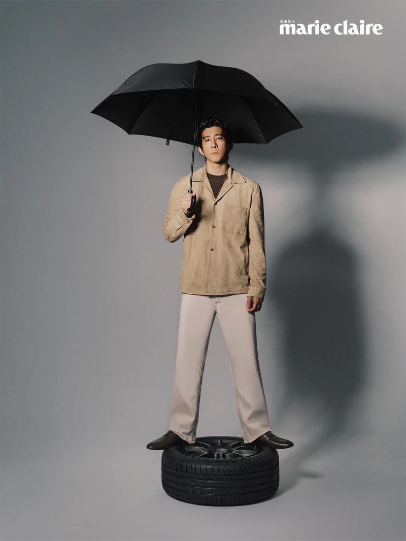 米色襯衫式外套、深咖啡色上衣、白色長褲,all by Tod's。 米色襯衫式外套、深咖啡色上衣、白色長褲,all by Tod's。