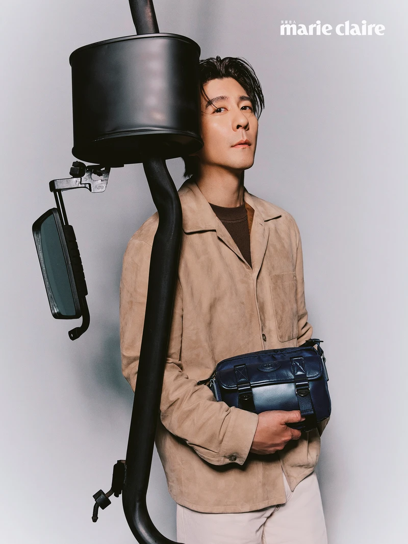 米色襯衫式外套、深咖啡色上衣、白色長褲、深藍色側背包,all by Tod's。 米色襯衫式外套、深咖啡色上衣、白色長褲、深藍色側背包,all by Tod's。