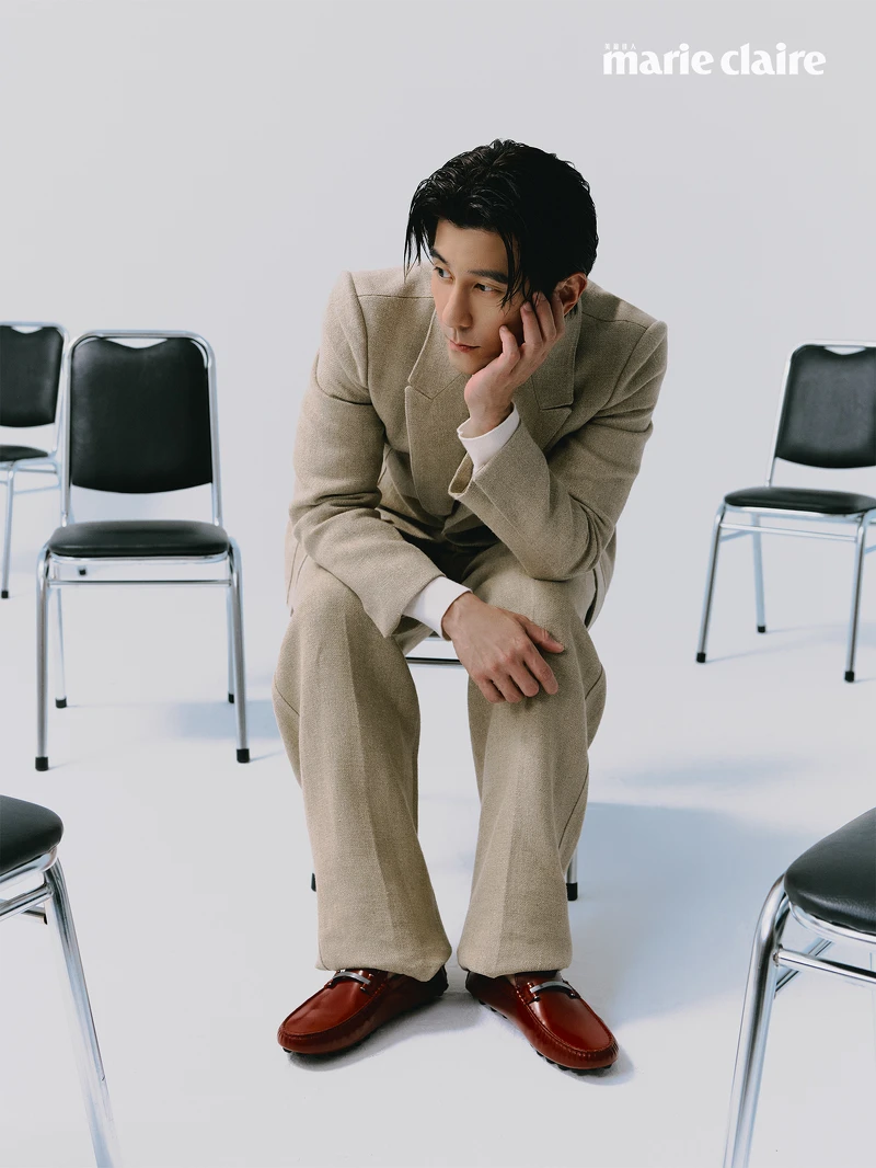 米色寬鬆西裝外套、白色長袖上衣、米色寬鬆西裝長褲,all by Zegna;紅色樂福鞋,Tod's。 米色寬鬆西裝外套、白色長袖上衣、米色寬鬆西裝長褲,all by Zegna;紅色樂福鞋,Tod's。