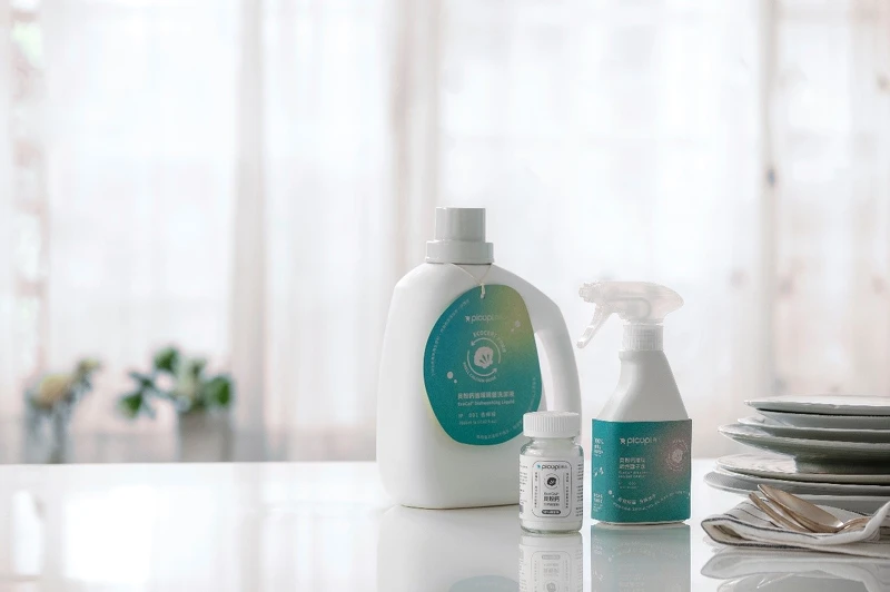 由左至右為貝殼鈣碗盤洗潔液、貝殼鈣粉和貝殼鈣鹼性離子水。 由左至右為貝殼鈣碗盤洗潔液、貝殼鈣粉和貝殼鈣鹼性離子水。