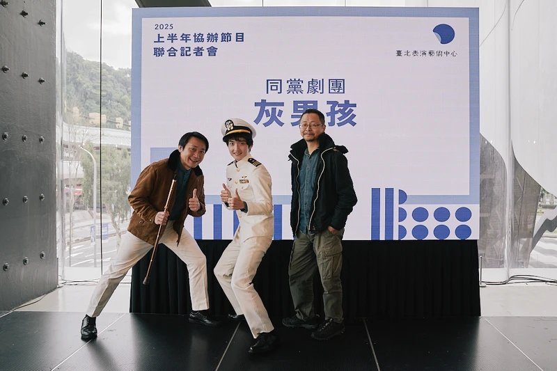 同黨劇團團長邱安忱(右1)創造出一人分飾19角的戲碼。(臺北表演藝術中心提供) 同黨劇團團長邱安忱(右1)創造出一人分飾19角的戲碼。(臺北表演藝術中心提供)