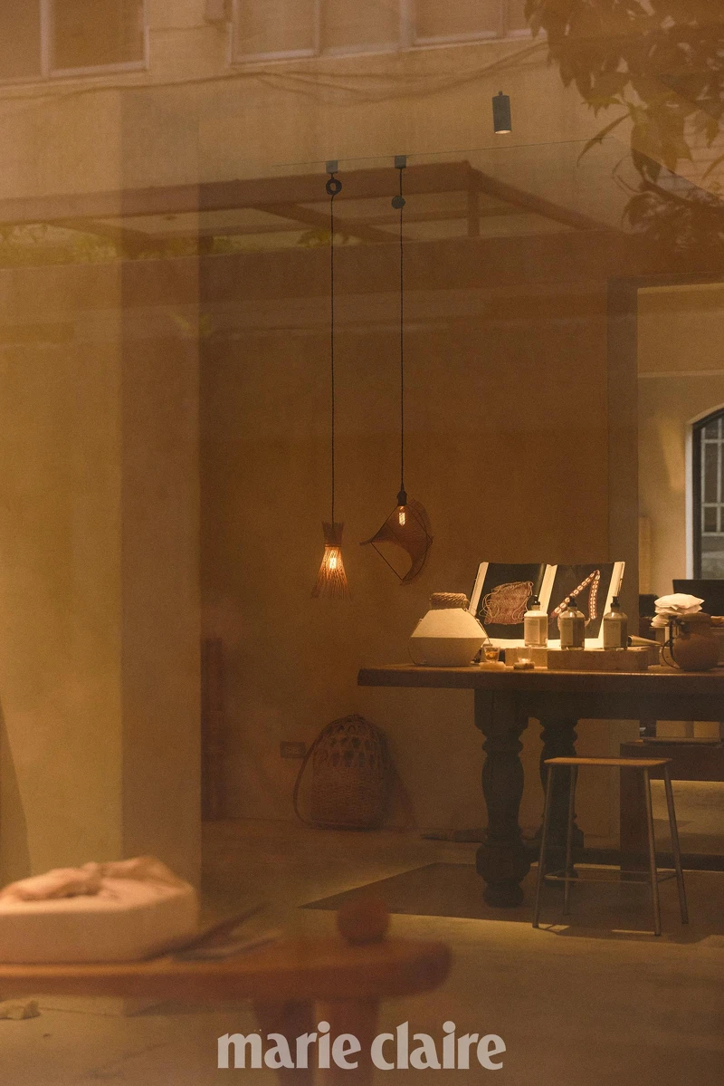 Kamaro'an 與丹麥多元生活品牌 Frama 聯合快閃首日,店內充滿清爽香氣,工藝師在店裡手作,人們在店裡翻閱書籍,愜意舒適。 Kamaro'an 與丹麥多元生活品牌 Frama 聯合快閃首日,店內充滿清爽香氣,工藝師在店裡手作,人們在店裡翻閱書籍,愜意舒適。