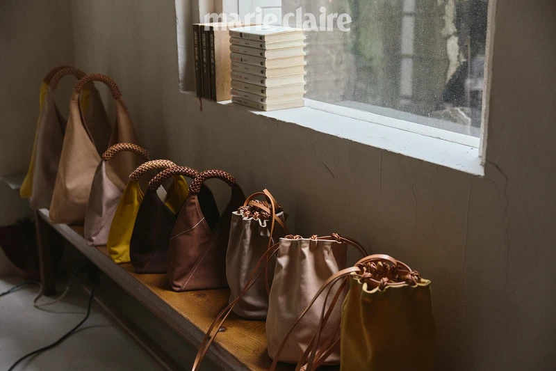 包袋在長椅上曬著太陽,每一顆都有自己專屬的色澤,等待有緣人來把自己接回家。 包袋在長椅上曬著太陽,每一顆都有自己專屬的色澤,等待有緣人來把自己接回家。