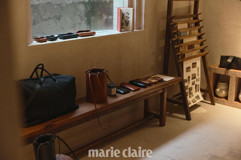 Kamaro'an House 的空間除了是工作室,也像是個迷你展廳,利用作品傳遞文化故事,讓人有種走進鄰居阿姨家的感覺。 Kamaro'an House 的空間除了是工作室,也像是個迷你展廳,利用作品傳遞文化故事,讓人有種走進鄰居阿姨家的感覺。