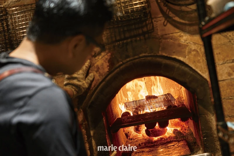 大家對「Akame」的刻板印象多半來自廚房末端的烤爐。 大家對「Akame」的刻板印象多半來自廚房末端的烤爐。