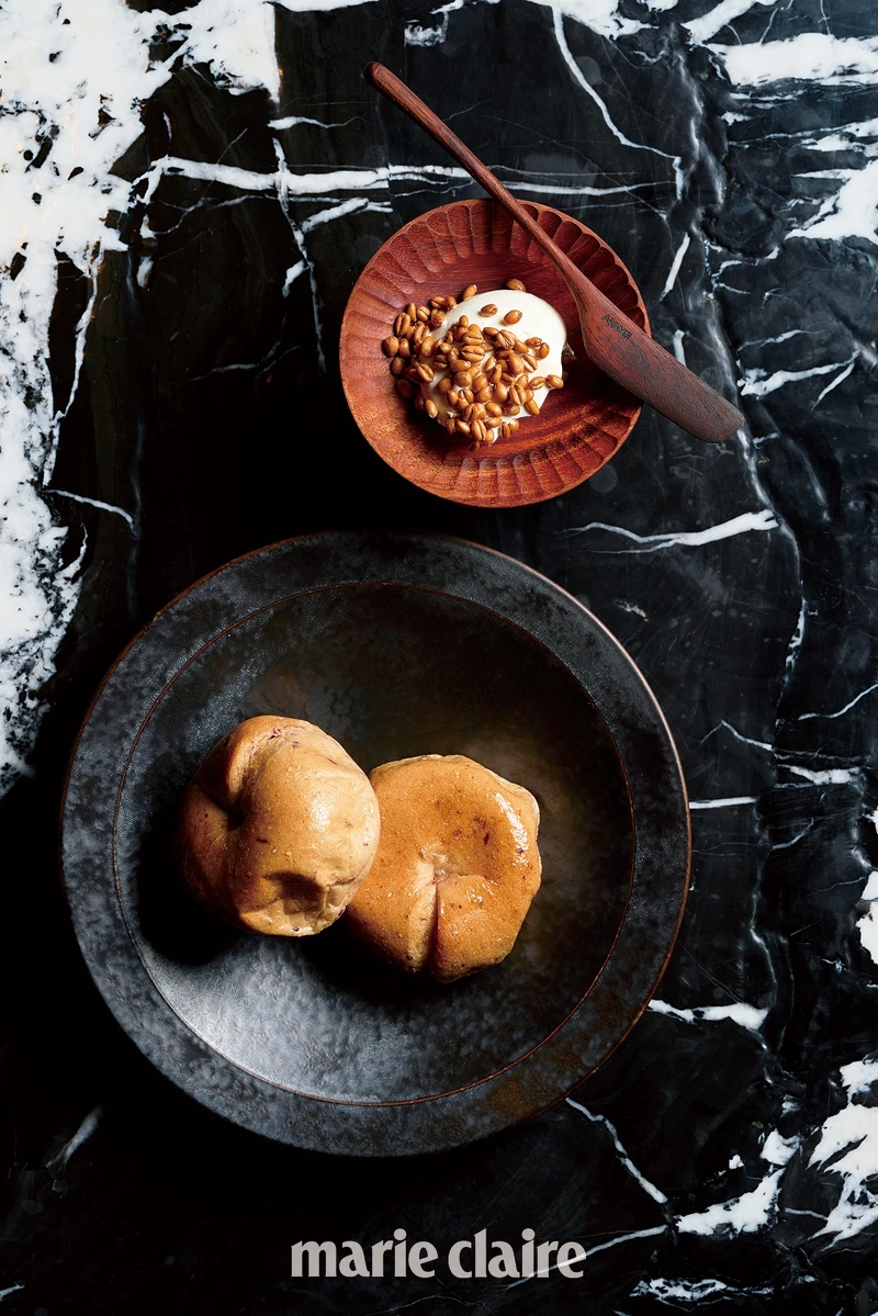 以臺灣原生種香檸製作的「香檬奶油」,以及臺南「麥可叔叔」供應的小貝果,搭配臺中「陳雕刻處」製作的奶油抹刀。 以臺灣原生種香檸製作的「香檬奶油」,以及臺南「麥可叔叔」供應的小貝果,搭配臺中「陳雕刻處」製作的奶油抹刀。