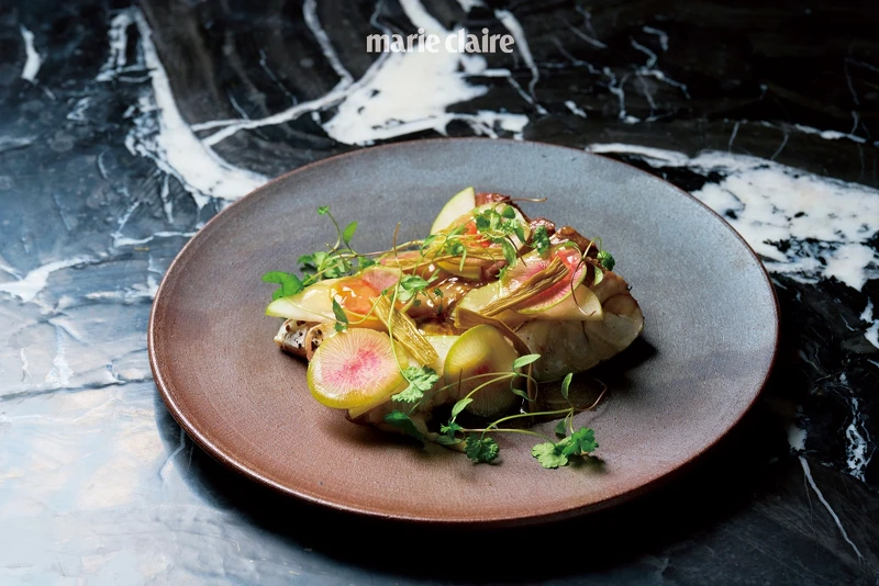 「紅魽|棗子|香檸」熟成過的紅魽自然鮮甜,搭配上屏東盛產的棗子,再以臺灣原生的香檸製作的凝露提取鮮味。 「紅魽|棗子|香檸」熟成過的紅魽自然鮮甜,搭配上屏東盛產的棗子,再以臺灣原生的香檸製作的凝露提取鮮味。