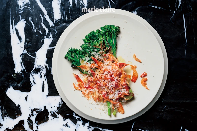 「青花筍|櫻花蝦|可可油」將青花筍經過壓制後烤製,底部使用三種味噌搭襯,上方則有來自宜蘭的櫻花蝦,並經燻烤,呈現酥脆濃郁的海味,最後刨上堅果、點綴可可油串連起整個風味。 「青花筍|櫻花蝦|可可油」將青花筍經過壓制後烤製,底部使用三種味噌搭襯,上方則有來自宜蘭的櫻花蝦,並經燻烤,呈現酥脆濃郁的海味,最後刨上堅果、點綴可可油串連起整個風味。